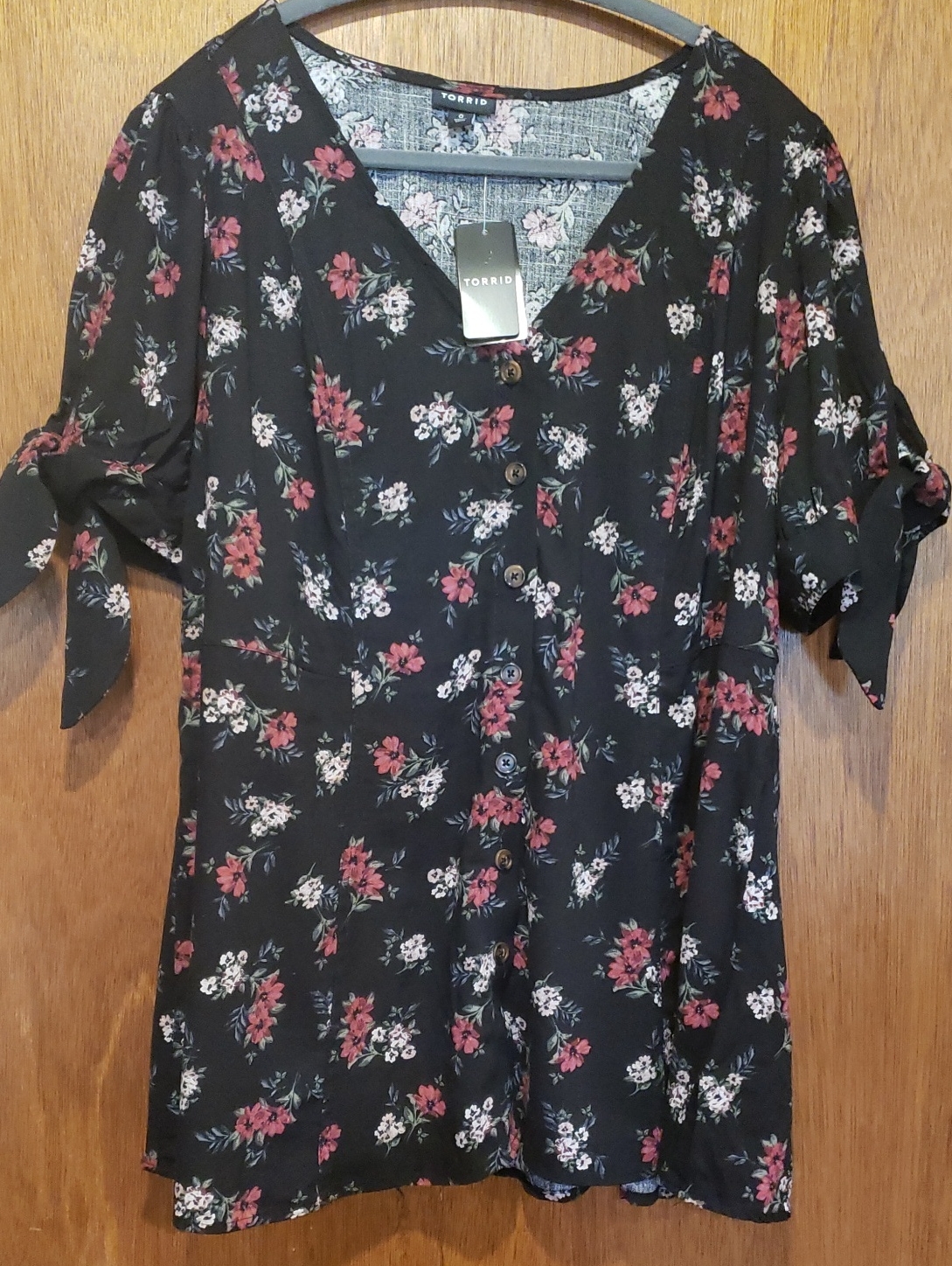 Torrid Nwt Black Floral Button-Front Tie-Sleeve Blouse